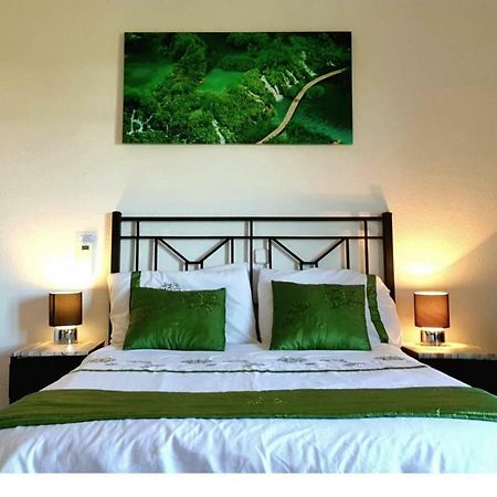 Sitio de Calahonda Mansion Alhamar - 2 Bedroom, Frontline Beach, Mountain Views, Full Size Pool, Tennis Courts, Close To Shops, On-Site Bar & Chiringuito מראה חיצוני תמונה